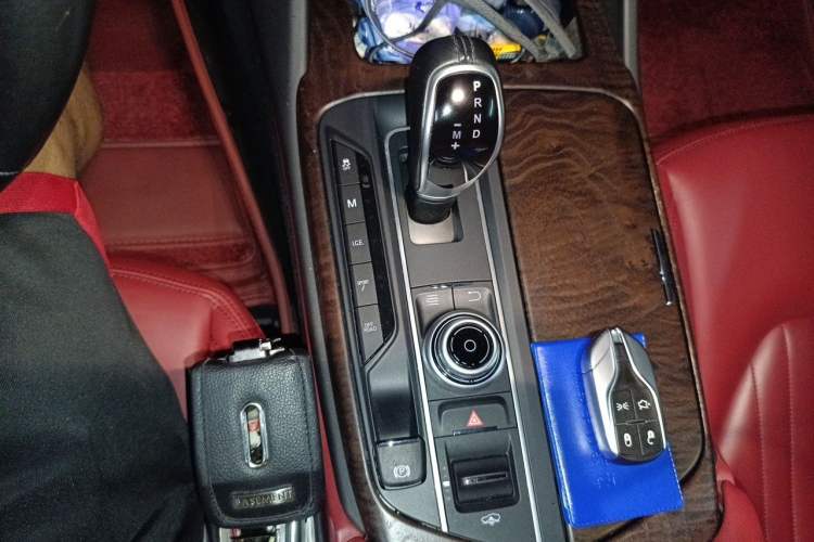 Used Maserati Levante 2016 3.0T Standard Edition Gear Lever
