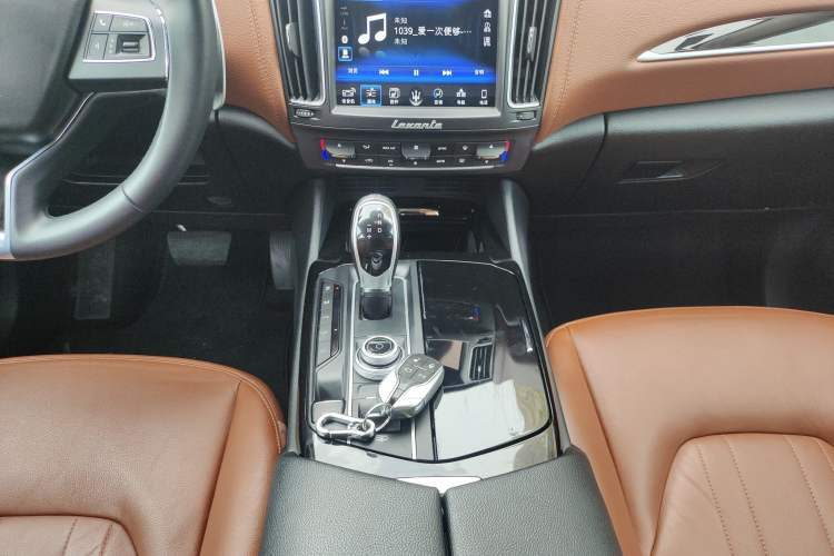 Used Maserati Levante 2016 3.0T Standard Edition Gear Lever