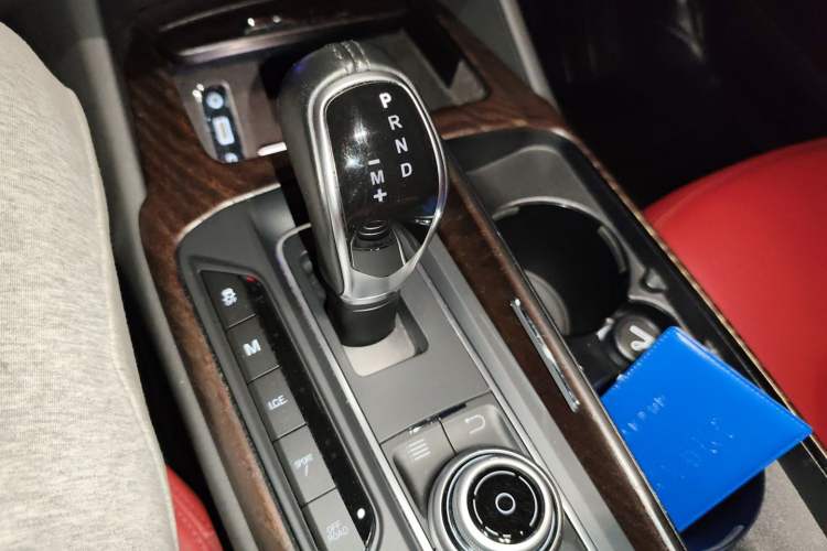 Used Maserati Levante 2016 3.0T Standard Edition Gear Lever