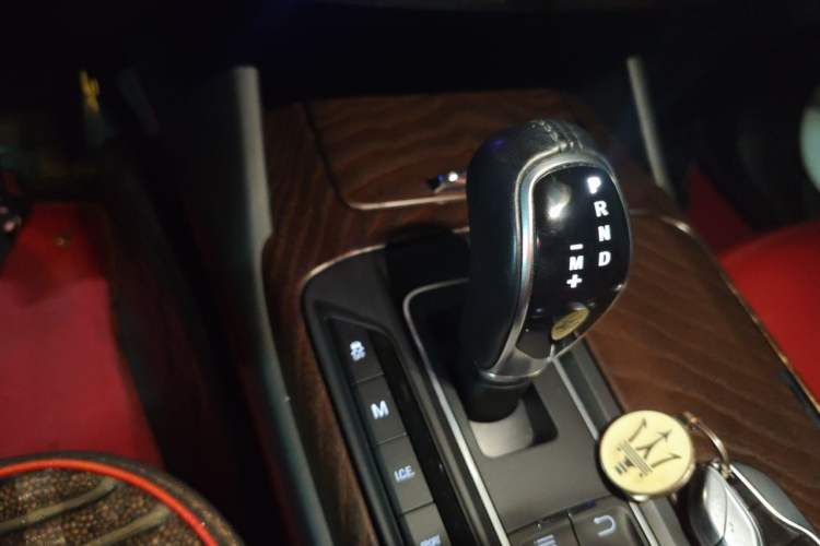 Used Maserati Levante 2016 3.0T Standard Edition Gear Lever