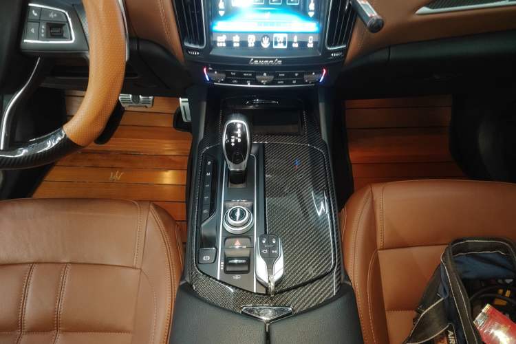 Used Maserati Levante 2016 3.0T Standard Edition Gear Lever