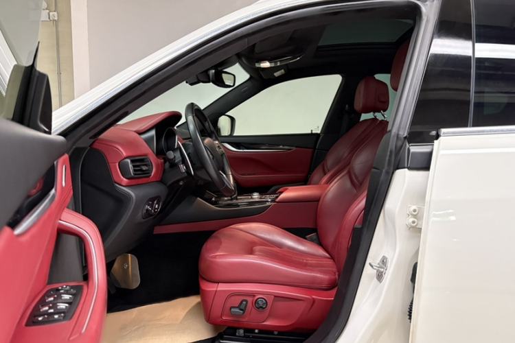 Used Maserati Levante 2016 3.0T Standard Edition Interior 8
