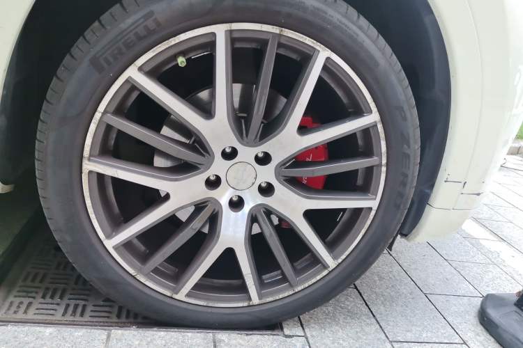 Used Maserati Levante 2016 3.0T Standard Edition Right Front Wheel Hub