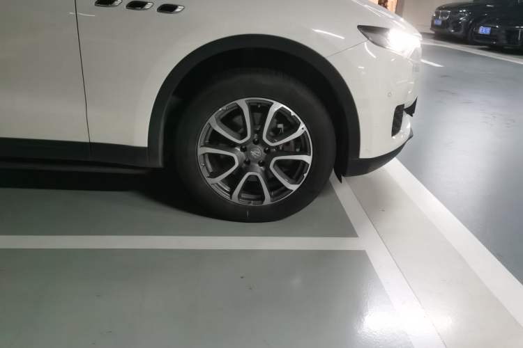 Used Maserati Levante 2016 3.0T Standard Edition Right Front Wheel Hub