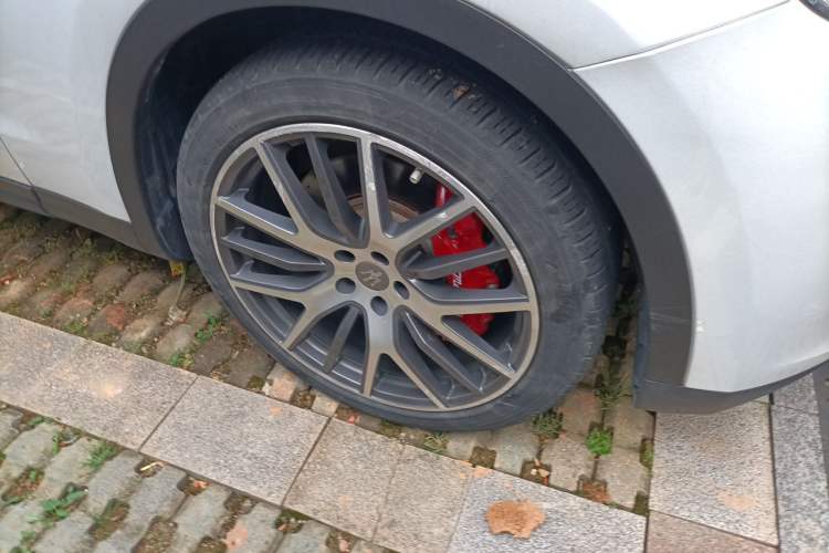 Used Maserati Levante 2016 3.0T S Standard Model Right Front Wheel Hub