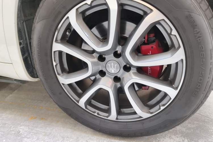 Used Maserati Levante 2016 3.0T Standard Edition Right Front Wheel Hub