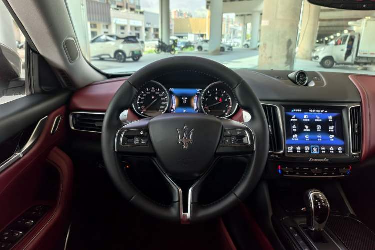 Used Maserati Levante 2016 3.0T Standard Edition Steering Wheel