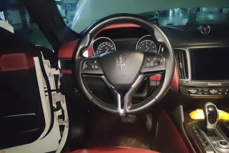 Used Maserati Levante 2016 3.0T Standard Edition Steering Wheel