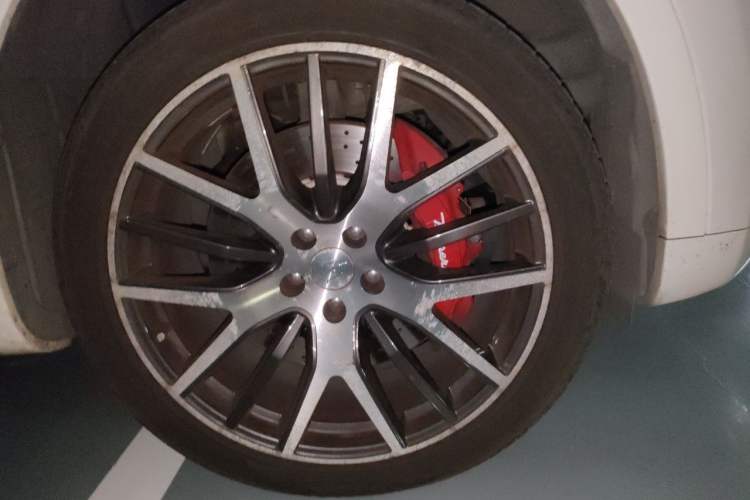 Used Maserati Levante  Right Front Wheel Hub