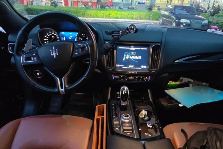 Used Maserati Levante 2018 3.0T Standard Edition Center Console