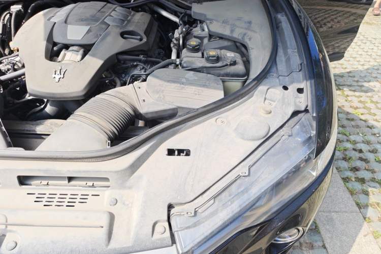 Used Maserati Levante 2018 3.0T Classic Edition Engine Bay Left