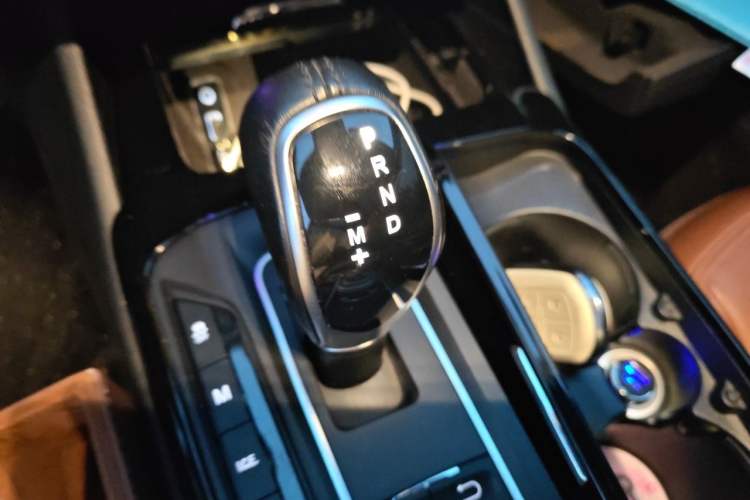 Used Maserati Levante 2018 3.0T Standard Edition Gear Lever