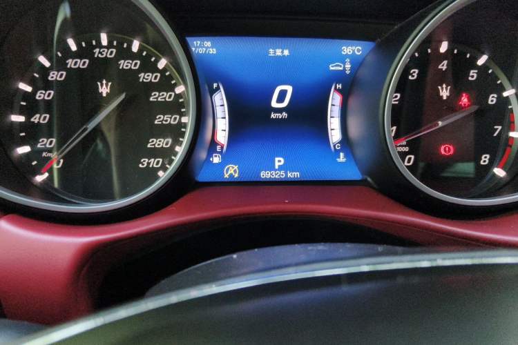 Used Maserati Levante 2018 3.0T Classic Edition Odometer Close Up
