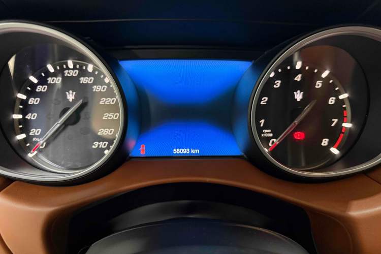 Used Maserati Levante 2018 3.0T Classic Edition Odometer Close Up