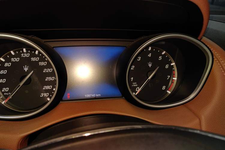 Used Maserati Levante 2018 3.0T Classic Edition Odometer Close Up