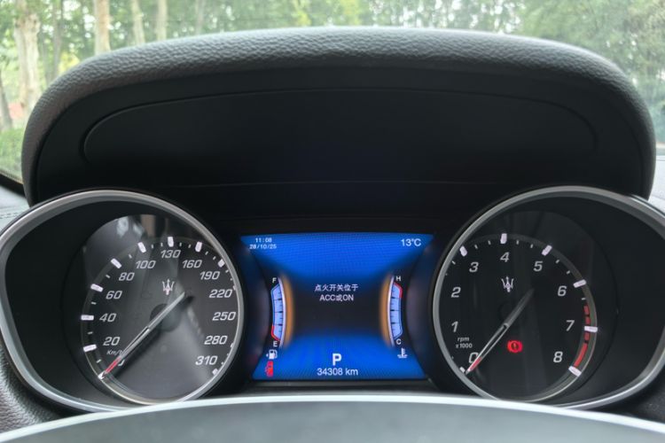 Used Maserati Levante 2018 3.0T Standard Edition Odometer Close Up