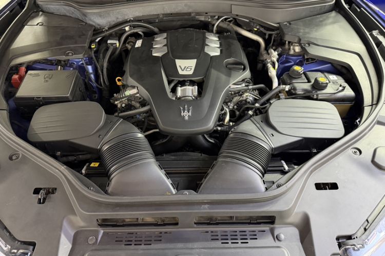 Used Maserati Levante 2018 3.0T Standard Edition Engine Bay