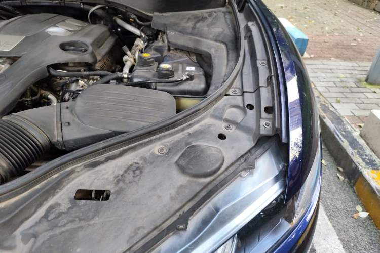 Used Maserati Levante 2018 3.0T Standard Edition Engine Bay Left