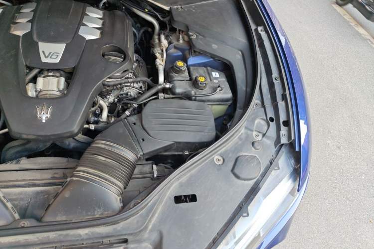 Used Maserati Levante 2018 3.0T Classic Edition Engine Bay Left