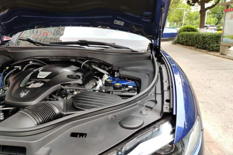 Used Maserati Levante 2018 3.0T Standard Edition Engine Bay Left