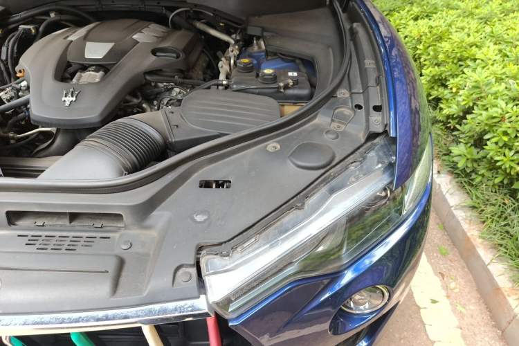 Used Maserati Levante 2018 3.0T Standard Edition Engine Bay Left