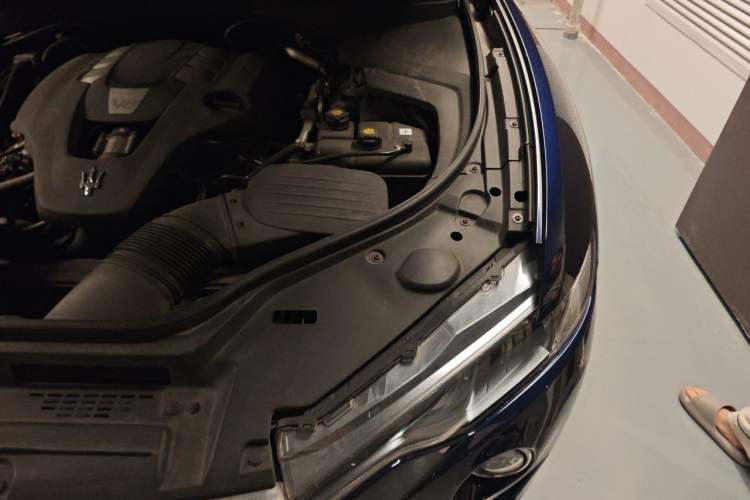 Used Maserati Levante 2018 3.0T Standard Edition Engine Bay Left