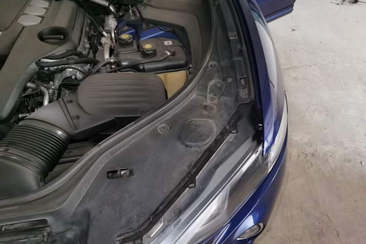 Used Maserati Levante 2018 3.0T Classic Edition Engine Bay Left