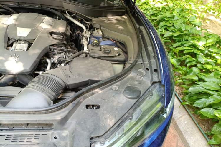 Used Maserati Levante 2018 3.0T Standard Edition Engine Bay Left
