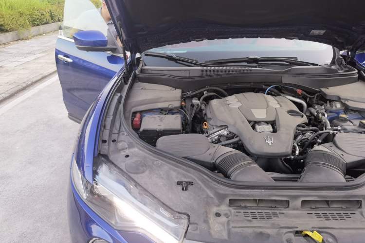 Used Maserati Levante 2018 3.0T Standard Edition Engine Bay Right