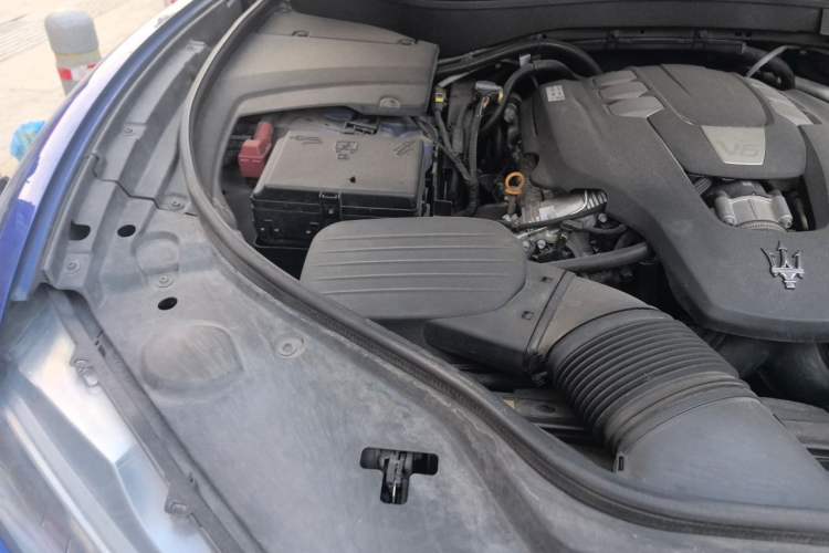 Used Maserati Levante 2018 3.0T Standard Edition Engine Bay Right