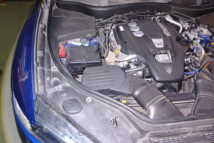 Used Maserati Levante 2018 3.0T Classic Edition Engine Bay Right