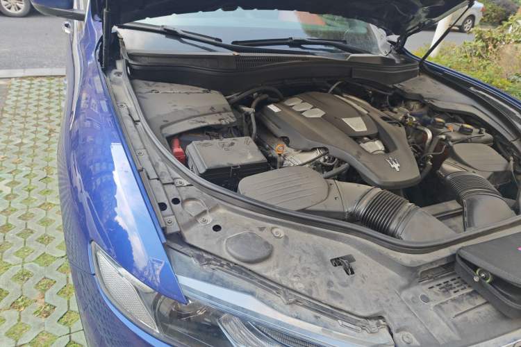 Used Maserati Levante 2018 3.0T Standard Edition Engine Bay Right