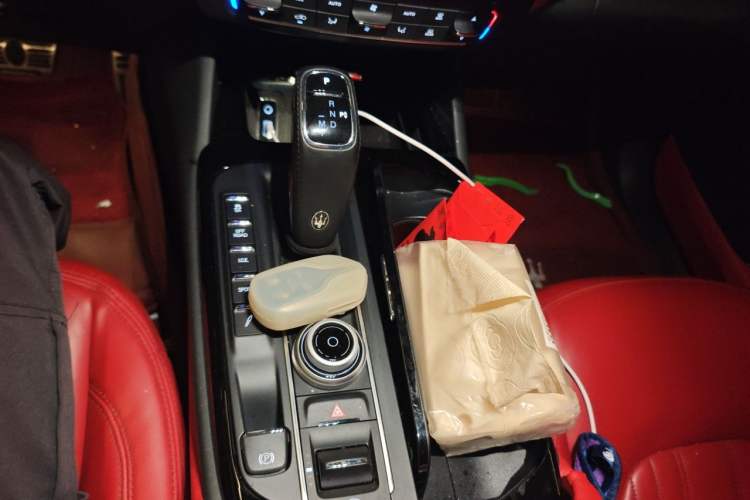 Used Maserati Levante 2018 3.0T Standard Edition Gear Lever