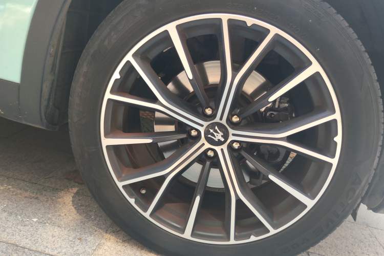 Used Maserati Levante 2018 3.0T Standard Edition Right Front Wheel Hub