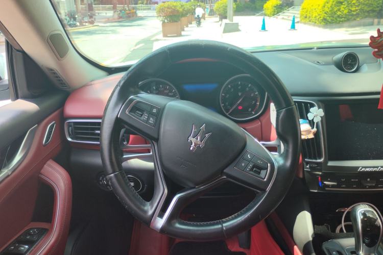 Used Maserati Levante 2018 3.0T Standard Edition Steering Wheel