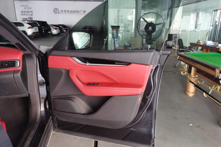 Used Maserati Levante 2018 3.0T Classic Edition Right Front Door Interior