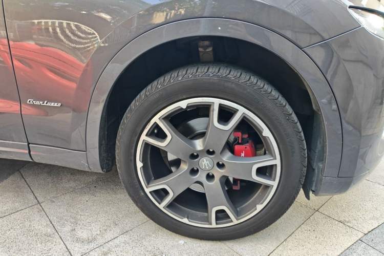Used Maserati Levante 2018 3.0T Standard Edition Right Front Wheel Hub