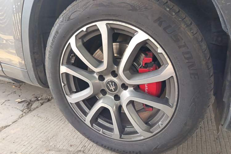 Used Maserati Levante 2018 3.0T Sport Edition Right Front Wheel Hub