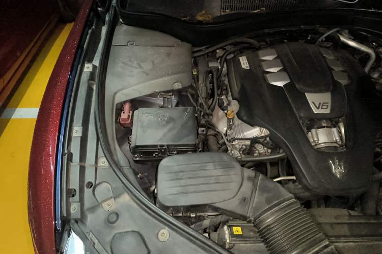 Used Maserati Levante 2018 3.0T Classic Edition Engine Bay Right