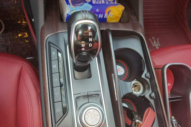 Used Maserati Levante 2018 3.0T Standard Edition Gear Lever