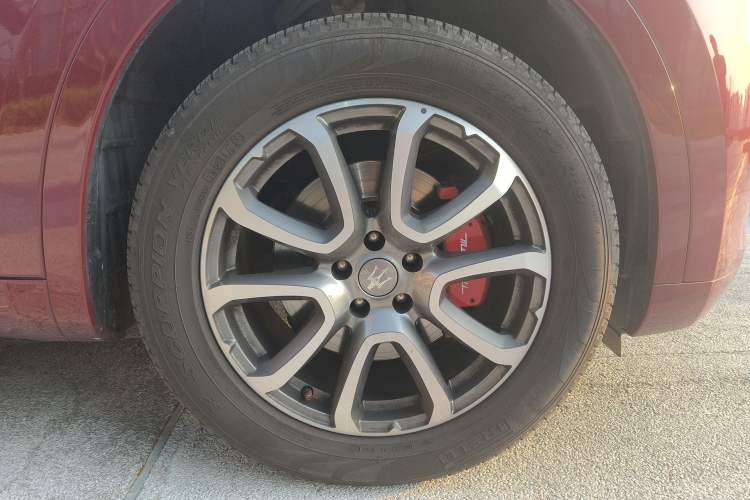 Used Maserati Levante 2018 3.0T Standard Edition Right Front Wheel Hub