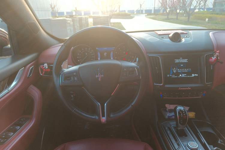 Used Maserati Levante 2018 3.0T Standard Edition Steering Wheel