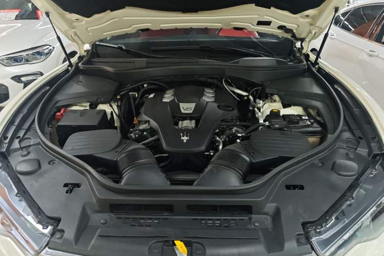 Used Maserati Levante 2018 3.0T Classic Edition Engine Bay