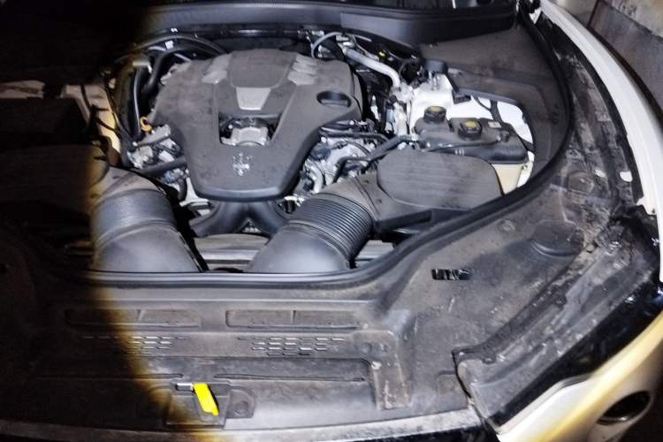 Used Maserati Levante 2018 3.0T Classic Edition Engine Bay Left