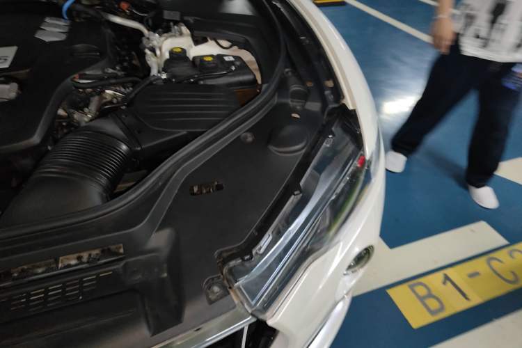 Used Maserati Levante 2018 3.0T Classic Edition Engine Bay Left