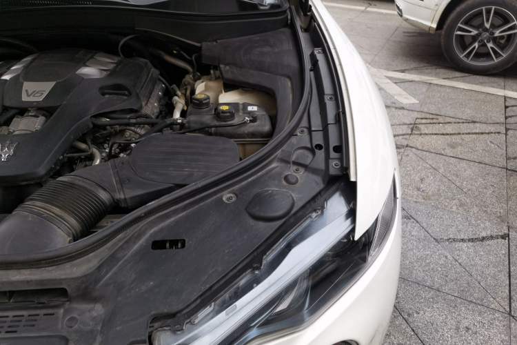 Used Maserati Levante 2018 3.0T Standard Edition Engine Bay Left