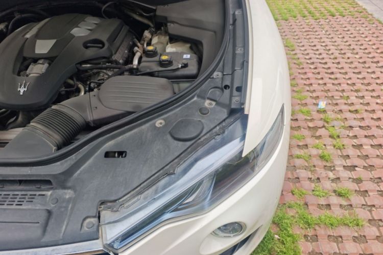 Used Maserati Levante 2018 3.0T Standard Edition Engine Bay Left