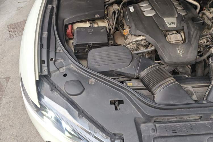 Used Maserati Levante 2018 3.0T Classic Edition Engine Bay Right