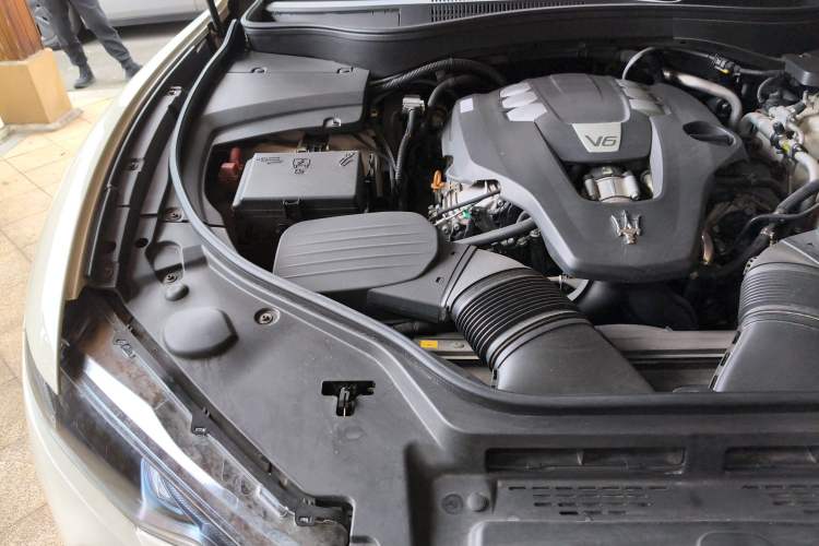 Used Maserati Levante 2018 3.0T Classic Edition Engine Bay Right