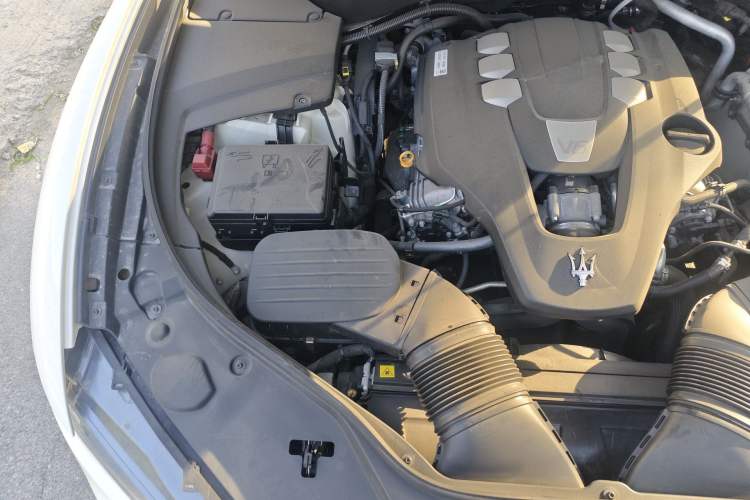 Used Maserati Levante 2018 3.0T Standard Edition Engine Bay Right